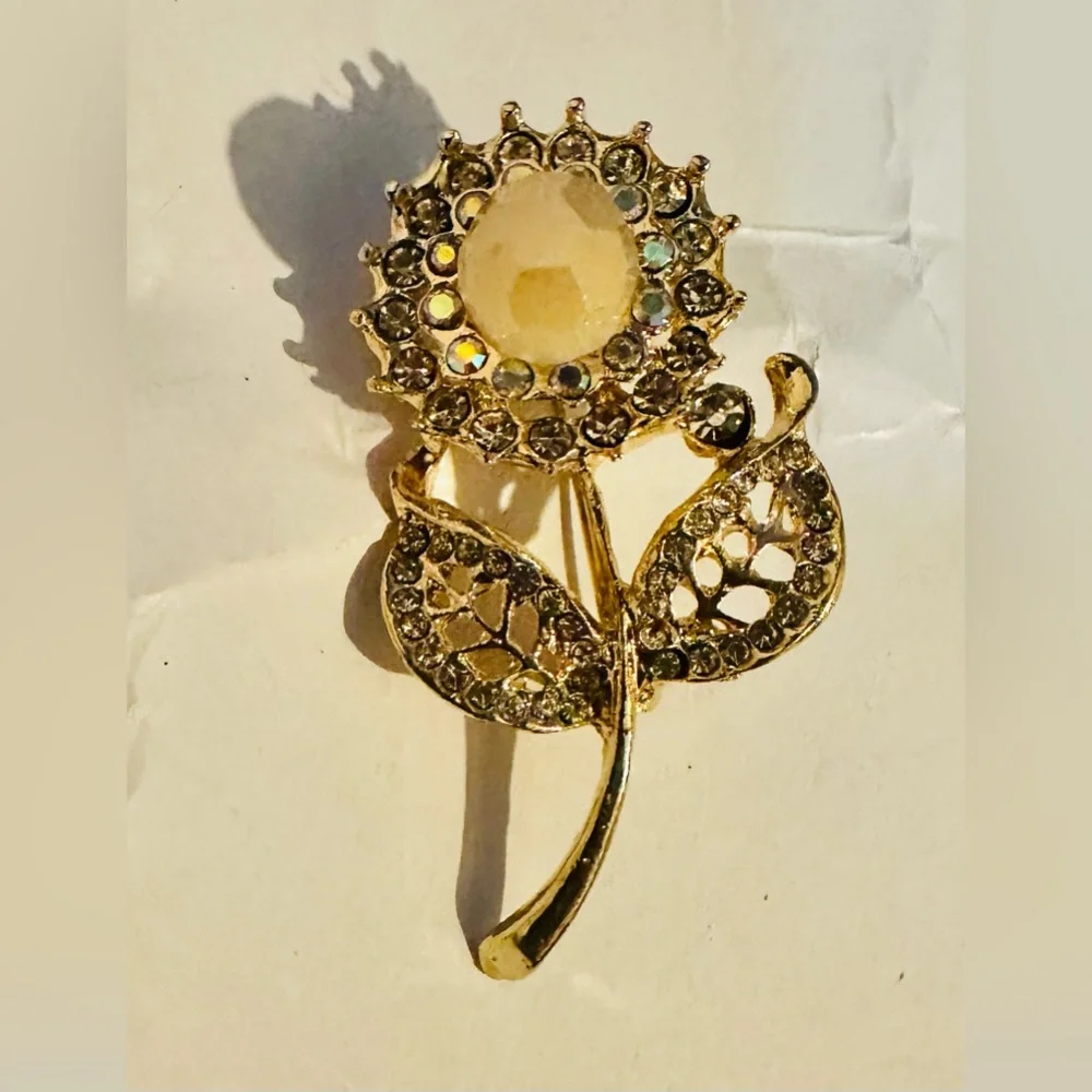 Flower Brooch with Crystals Gold Tone - Picture 1 of 2